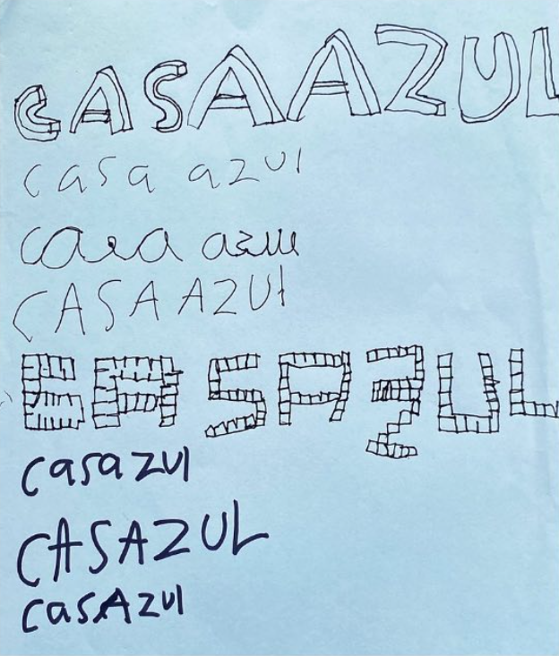 Hoja azul con varias versiones a mano del nombre CASAZUL